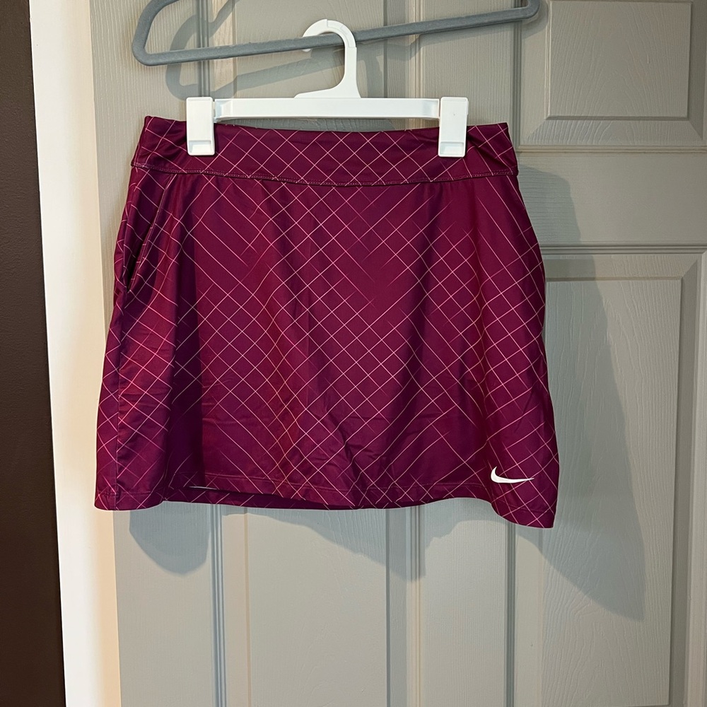 Nike golf skort. Built in shorts. Pockets in front and back. Size M. Like new.